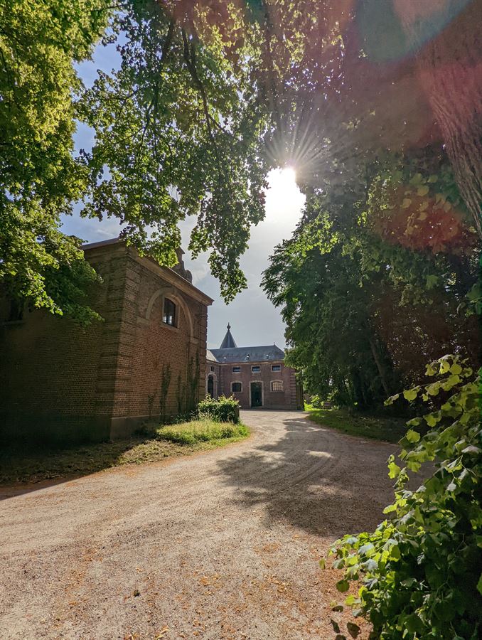 Dreven en water in het kasteeldomein van Poeke