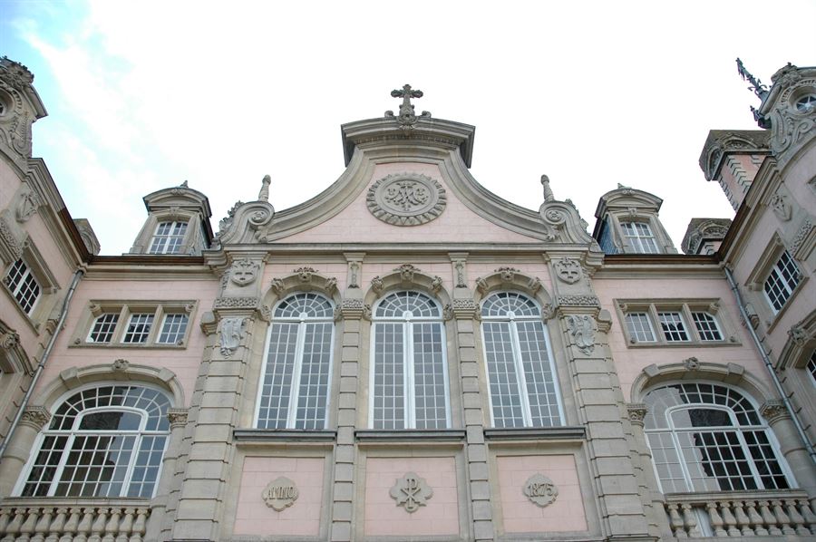 Sfeerbeeld van de ruïne en het domein van Poeke