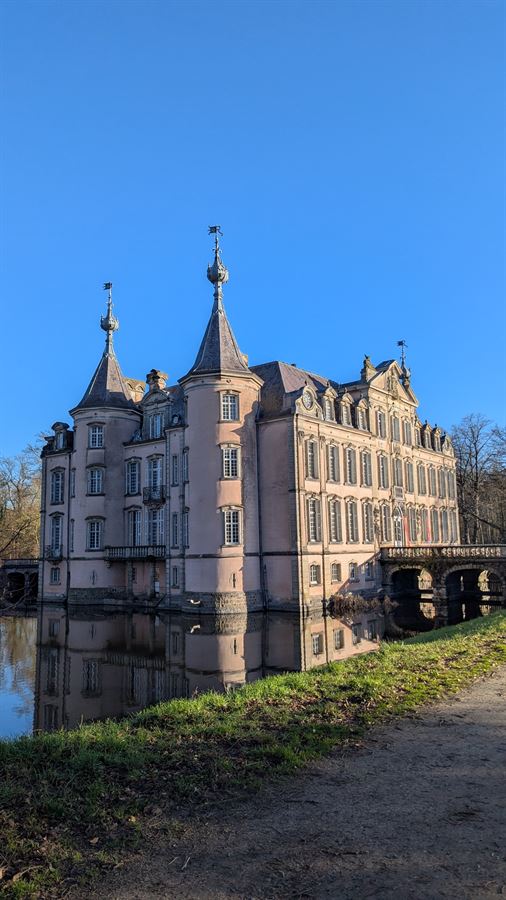 Het kasteeldomein van Poeke in de winter